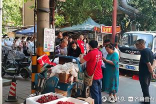 憨憨？萨卡赛后采访不知道站哪给哈弗茨整笑了：Are you ok？